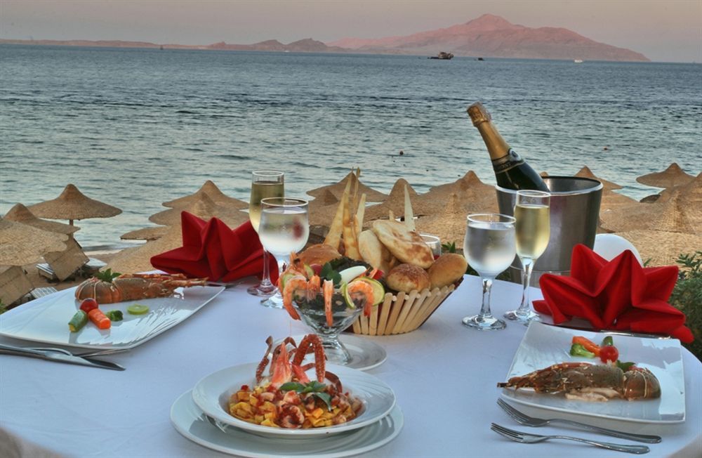 Charmillion Club Resort Σαρμ Ελ Σέιχ Εξωτερικό φωτογραφία A meal at a beach resort